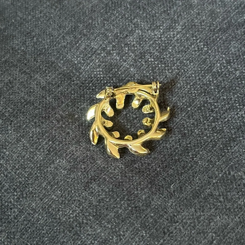 Elegant Gold Leaf Brooch with Pearls​